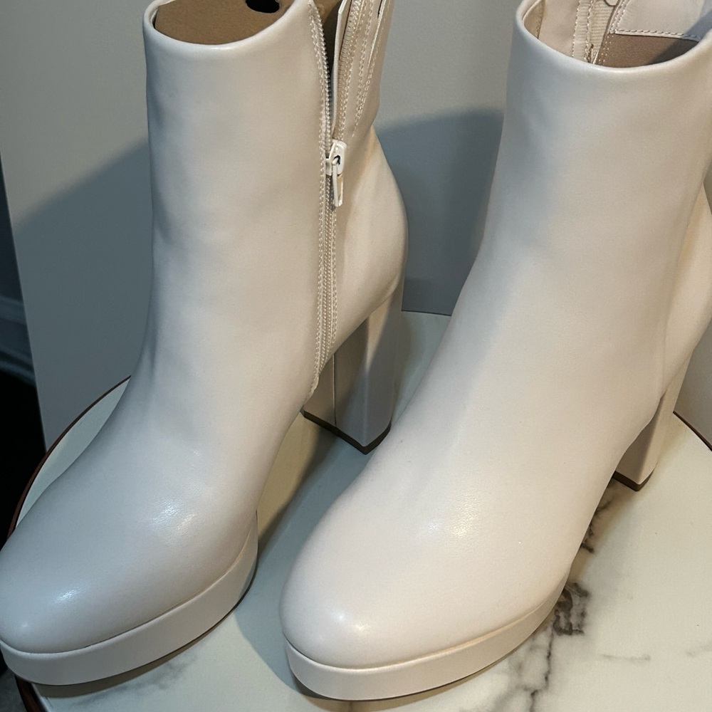 Mix no 6 platform, white boots size 8 1/2